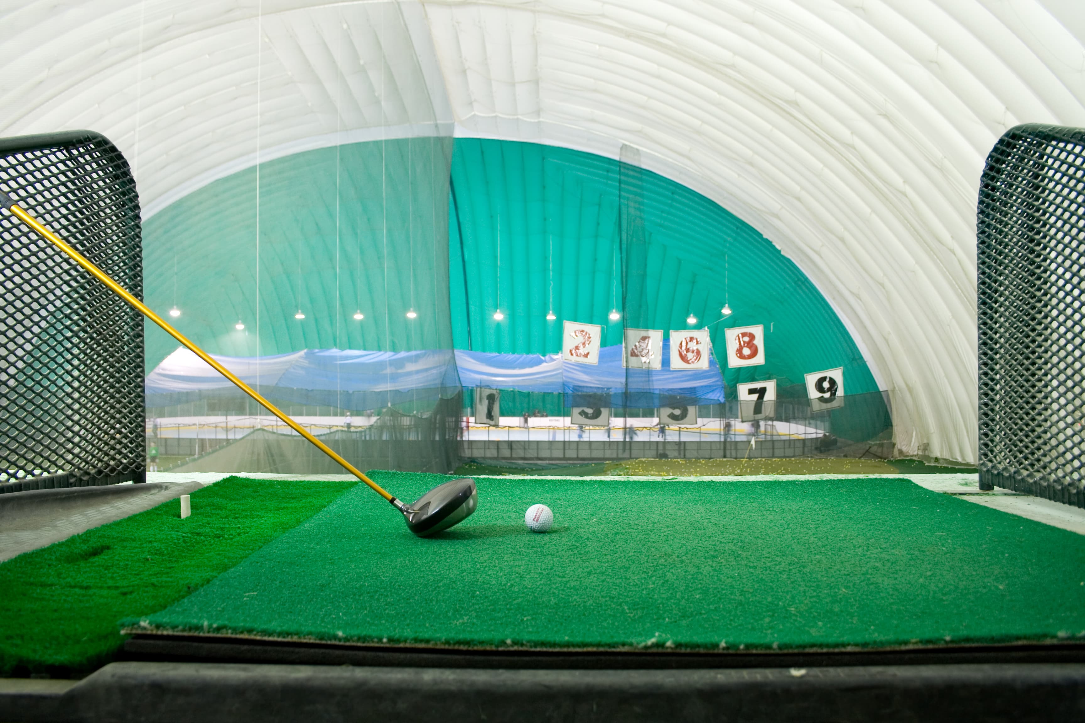 campos de prácticas de golf en interiores o con calefacción