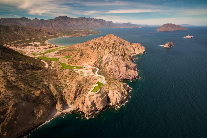 Toma aérea por drone de Danzante Bay en Loreto Baja Sur