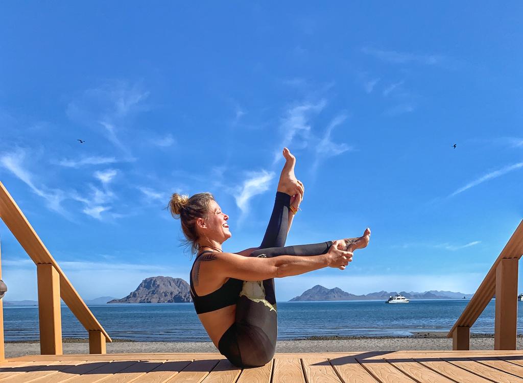 practicando yoga en la playa de villa del palmar loreto