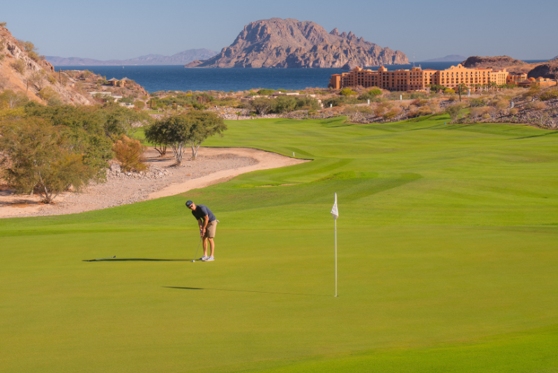 Eric Rubens jugando golf en TPC Danzante Bay