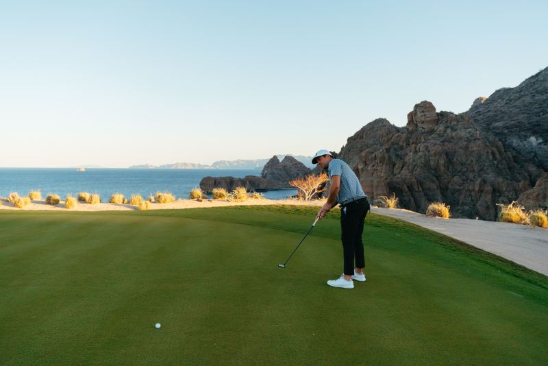 jugando golf en el hoyo 17 de tpc danzante bay en loreto