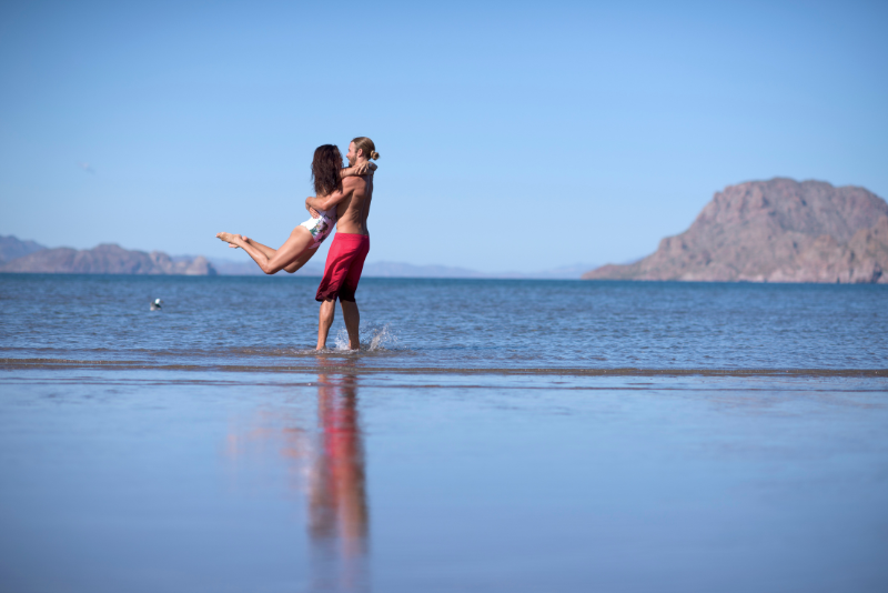 pareja en playa en su luna de miel en Loreto, Baja California Sur