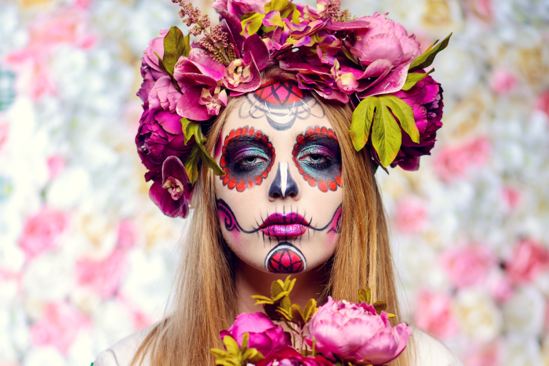 celebra-el-dia-de-muertos-en-loreto-golf-cultura-y-diversion-en-familia-mujer